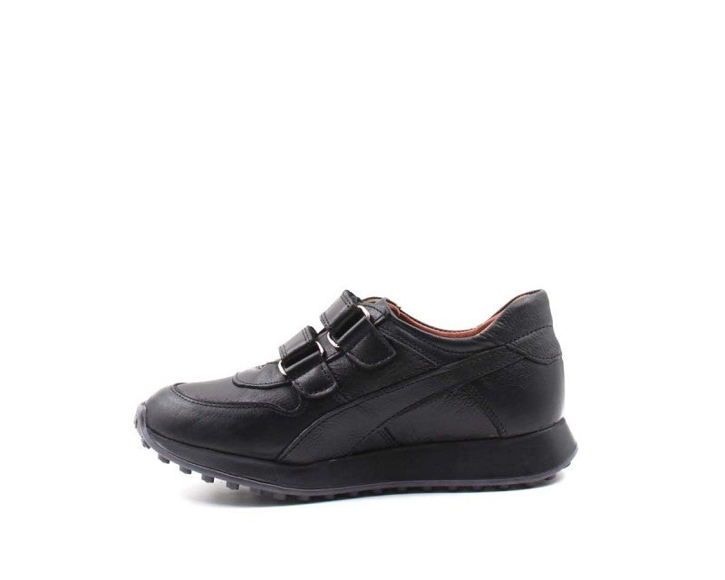 EN: Comfortable black kids sneakers for daily wear and school
AR: حذاء رياضي أسود مريح للأطفال مناسب للاستخدام اليومي والمدرسة