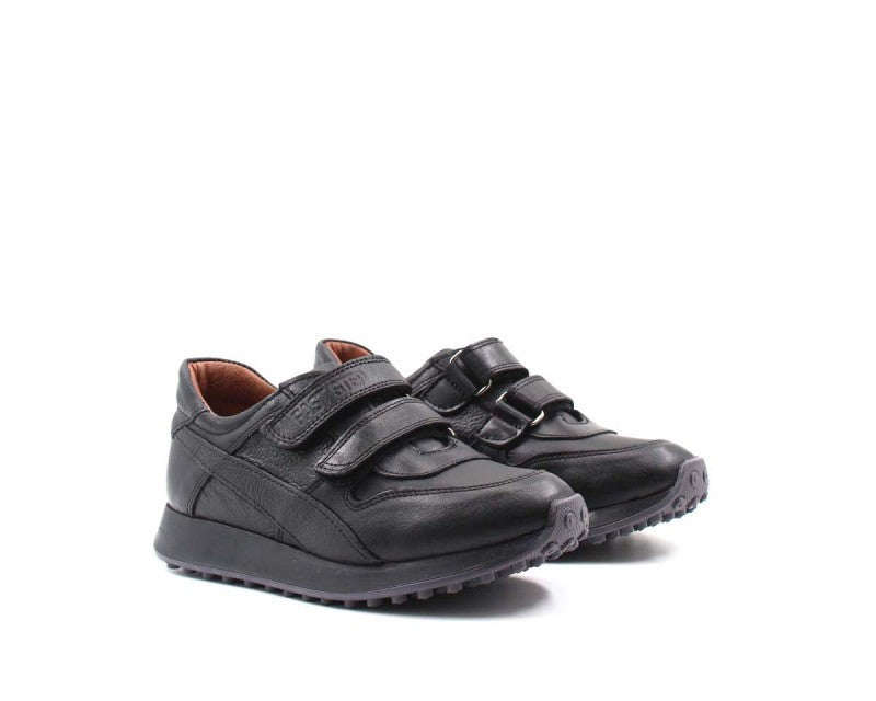 EN: Easy-to-wear kids leather shoes with hook and loop closure
AR: حذاء أطفال جلدي سهل الارتداء بإغلاق لاصق