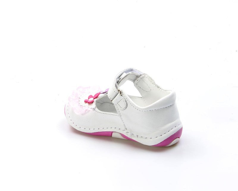 EN: Cute baby girl shoes with pink flower-patterned sole and leather upper
AR: أحذية بناتية لطيفة بنعل مزين بنجوم وردية وجلد علوي