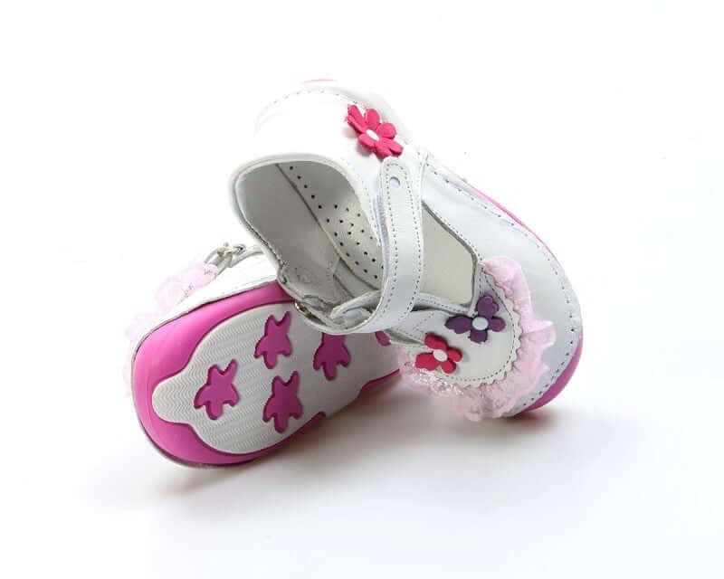 EN: White leather baby girl shoes with pink sole and colorful bows
AR: حذاء بناتي أبيض من الجلد بنعل وردي وزينة فراشات ملونة