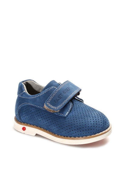 EN: Breathable perforated kids shoes with anti-slip sole and velcro strap
AR: حذاء أطفال مهوّى بنعل مانع للانزلاق ورباط لاصق مريح
