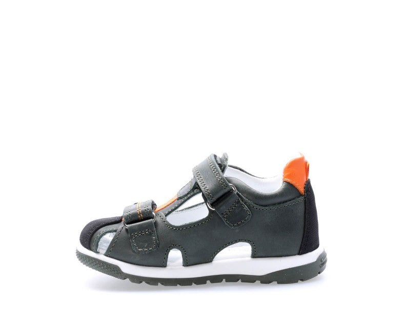 EN: Durable children's trainers for everyday wear and outdoor play
AR: حذاء رياضي متين للأطفال مناسب للاستخدام اليومي واللعب في الهواء الطلق
