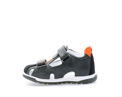 EN: Durable children's trainers for everyday wear and outdoor play
AR: حذاء رياضي متين للأطفال مناسب للاستخدام اليومي واللعب في الهواء الطلق
