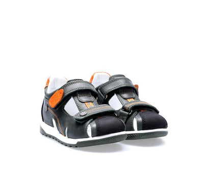 EN: Easy-wear kids athletic shoes with secure fit and stylish design
AR: حذاء رياضي للأطفال سهل الارتداء بتصميم أنيق وثبات عالي
