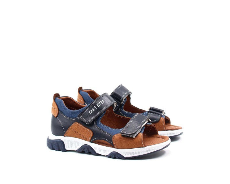 EN: Adjustable velcro straps and padded lining – Fast Step boys' sandals
AR: أشرطة قابلة للتعديل وبطانة مبطنة – صنادل أولادي فاست ستيب
