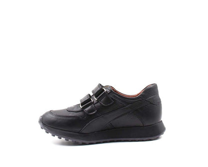 EN: Comfortable black kids sneakers for daily wear and school
AR: حذاء رياضي أسود مريح للأطفال مناسب للاستخدام اليومي والمدرسة
