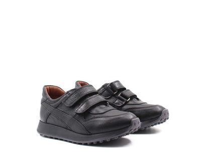 EN: Easy-to-wear kids leather shoes with hook and loop closure
AR: حذاء أطفال جلدي سهل الارتداء بإغلاق لاصق
