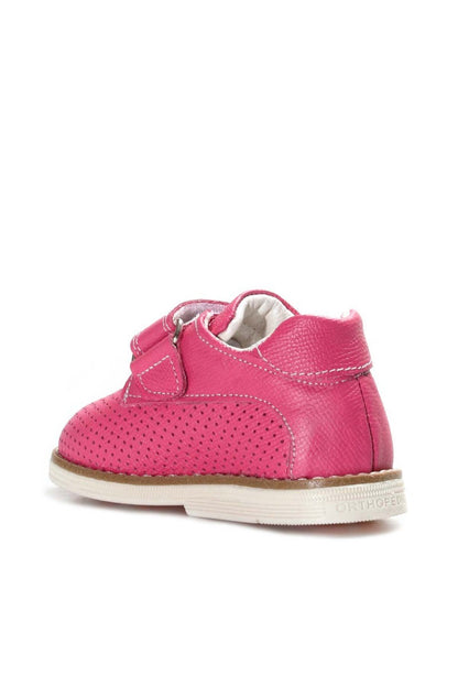 EN: Durable pink toddler shoes with soft insole and shock-absorbing outsole
AR: حذاء أطفال وردي متين بنعل مريح وطبقة سفلية ممتصة للصدمات
