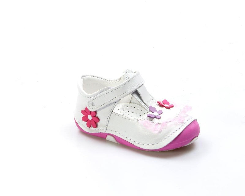 EN: Soft sole white toddler shoes with velcro and butterfly design
AR: حذاء أطفال بناتي أبيض بنعل ناعم ورباط لاصق وتصميم فراشات

