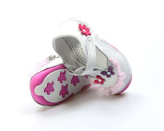 EN: White leather baby girl shoes with pink sole and colorful bows
AR: حذاء بناتي أبيض من الجلد بنعل وردي وزينة فراشات ملونة
